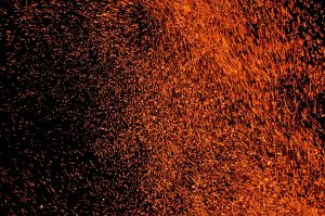 Feuer/Funken auf schwarzem Hintergrund